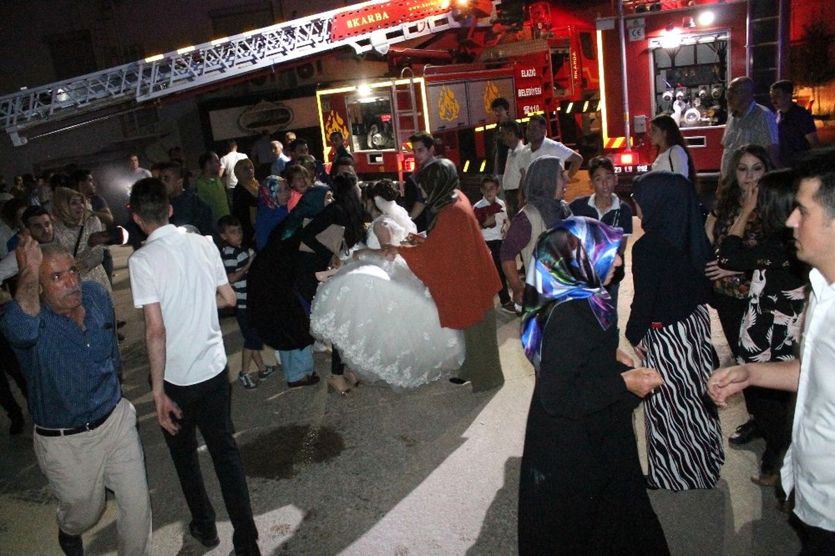 Elazığ\'da Düğün Salonunda Trafo Patladı: 14 Kişi Hastanelik Oldu