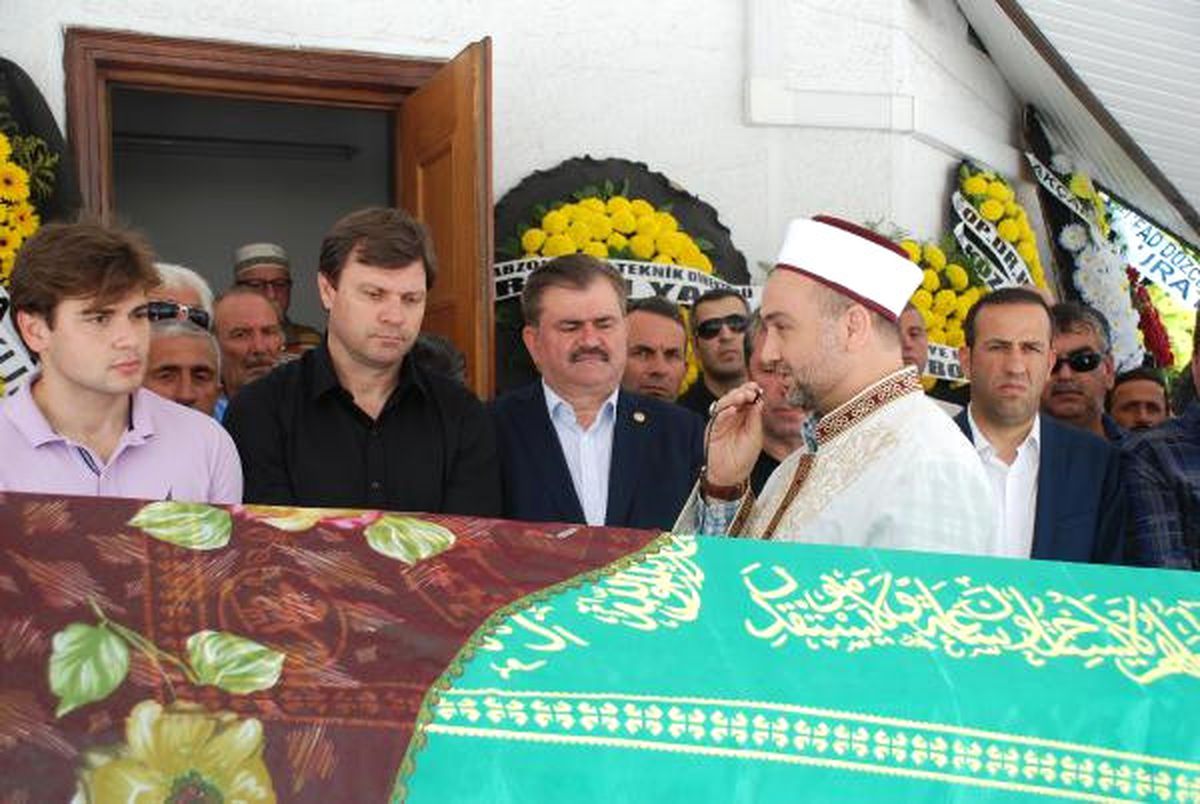 Ertuğrul Sağlam\'ın Annesi Toprağa Verildi