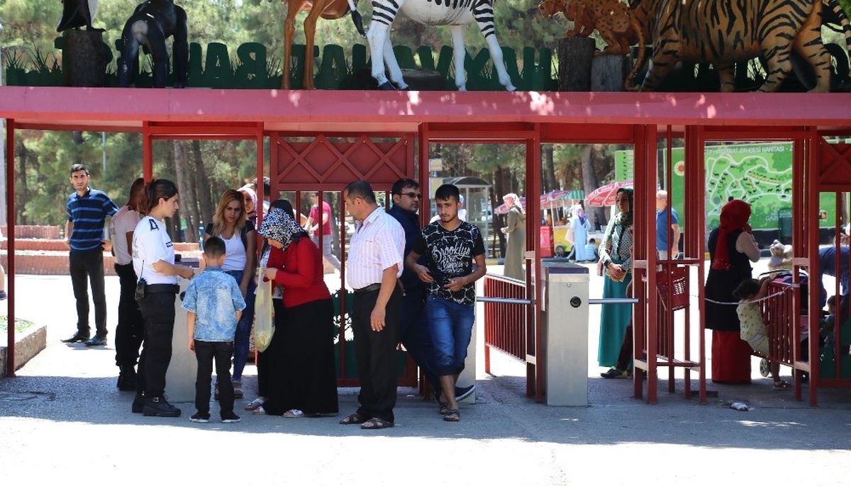 Gaziantep Hayvanat Bahçesi\'ne Ziyaretçi Akını