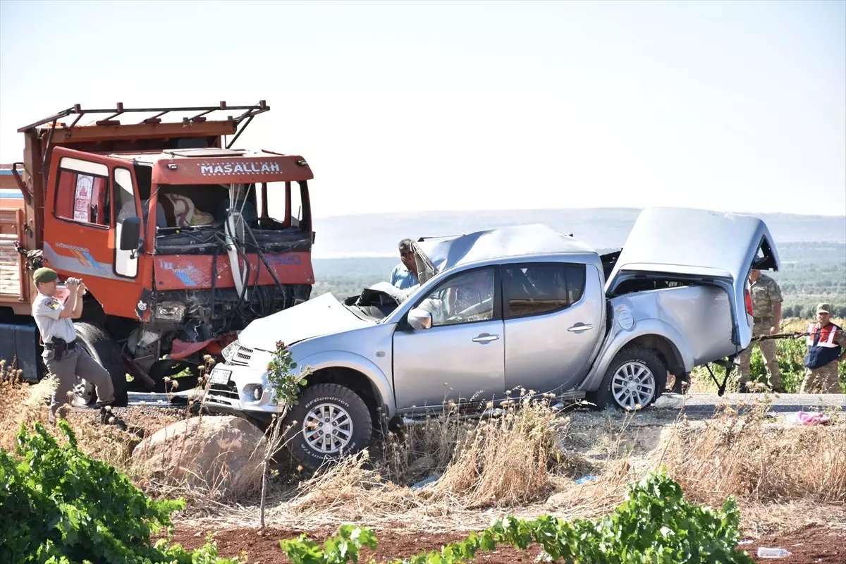 Güncelleme 2- Askeri Araçla Kamyon Çarpıştı: 2 Şehit, 5 Yaralı