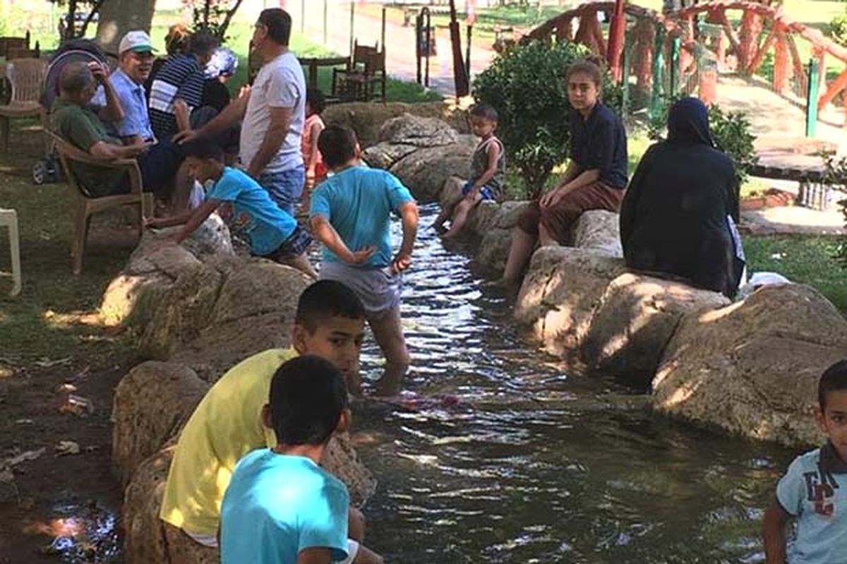 İslahiye\'de Çocuklar Süs Havuzunda Serinliyor