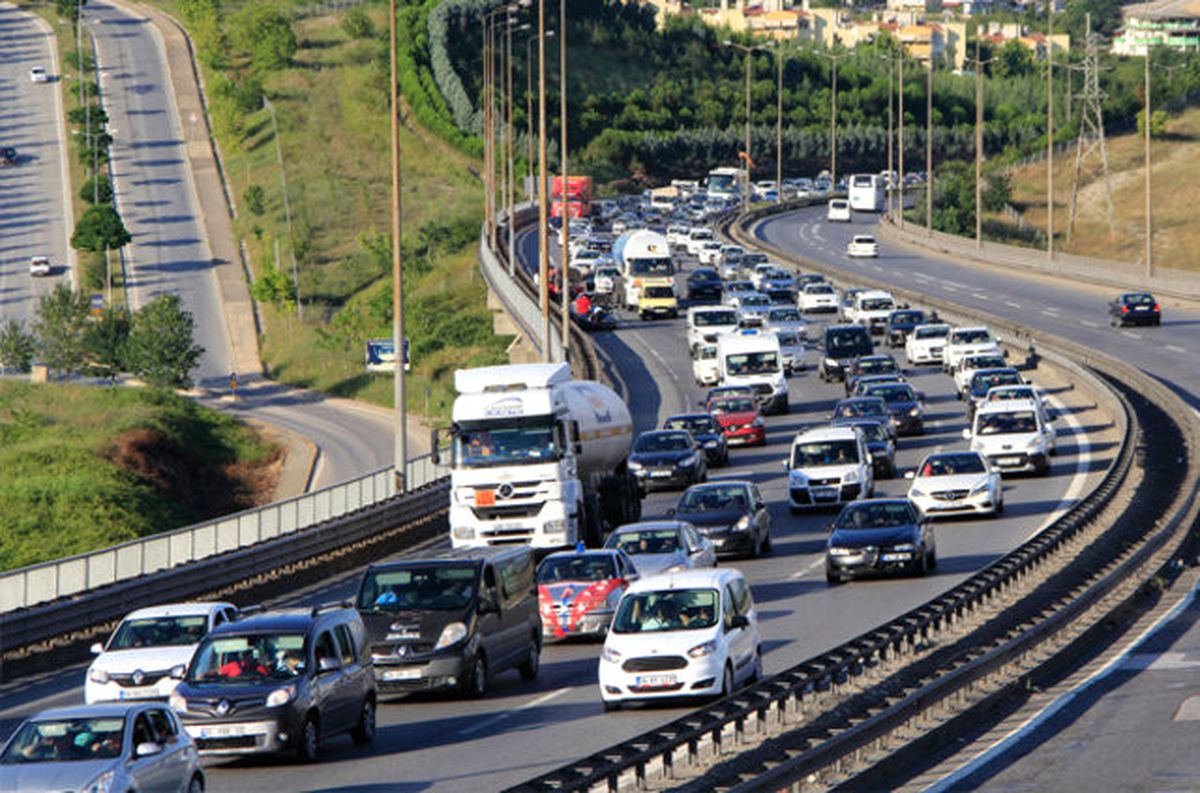 İzmir\'de Tatil Dönüşü Trafik Yoğunluğu