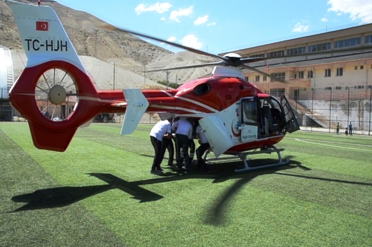 Kalp Krizi Geçiren Yaşlı Kadın Ambulans Helikopter ile Hastaneye Taşındı
