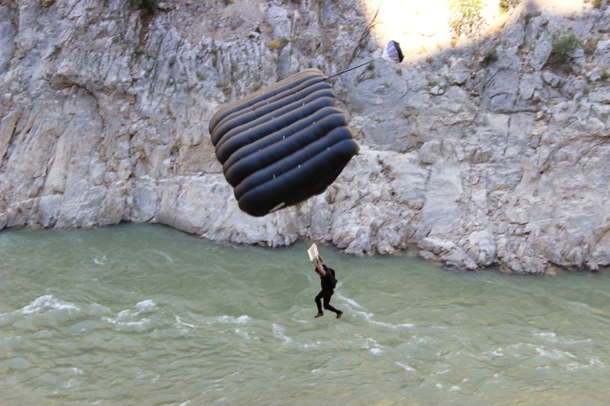 Karanlık Kanyon\'da Nefes Kesen Atlayış