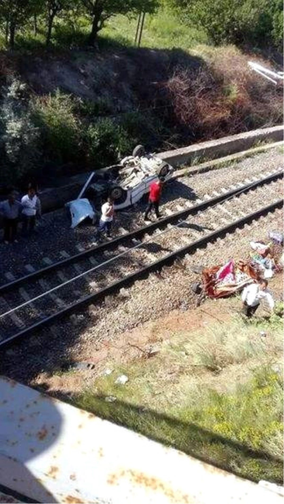 Kaza Yapan Otomobil Köprüden Tren Yoluna Düştü: 1 Ölü