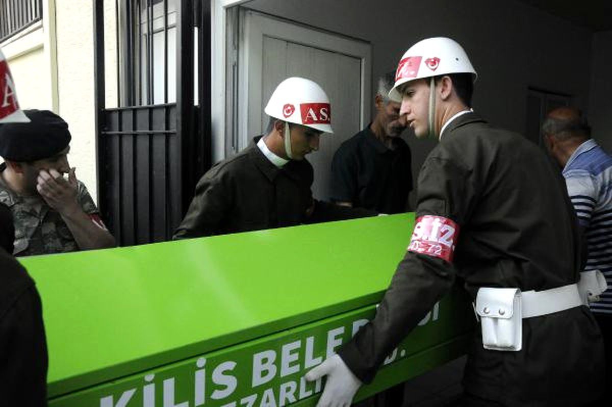Kilis\'te Askeri Araç ile Kamyon Çarpıştı: 1 Şehit, 6 Yaralı (3)