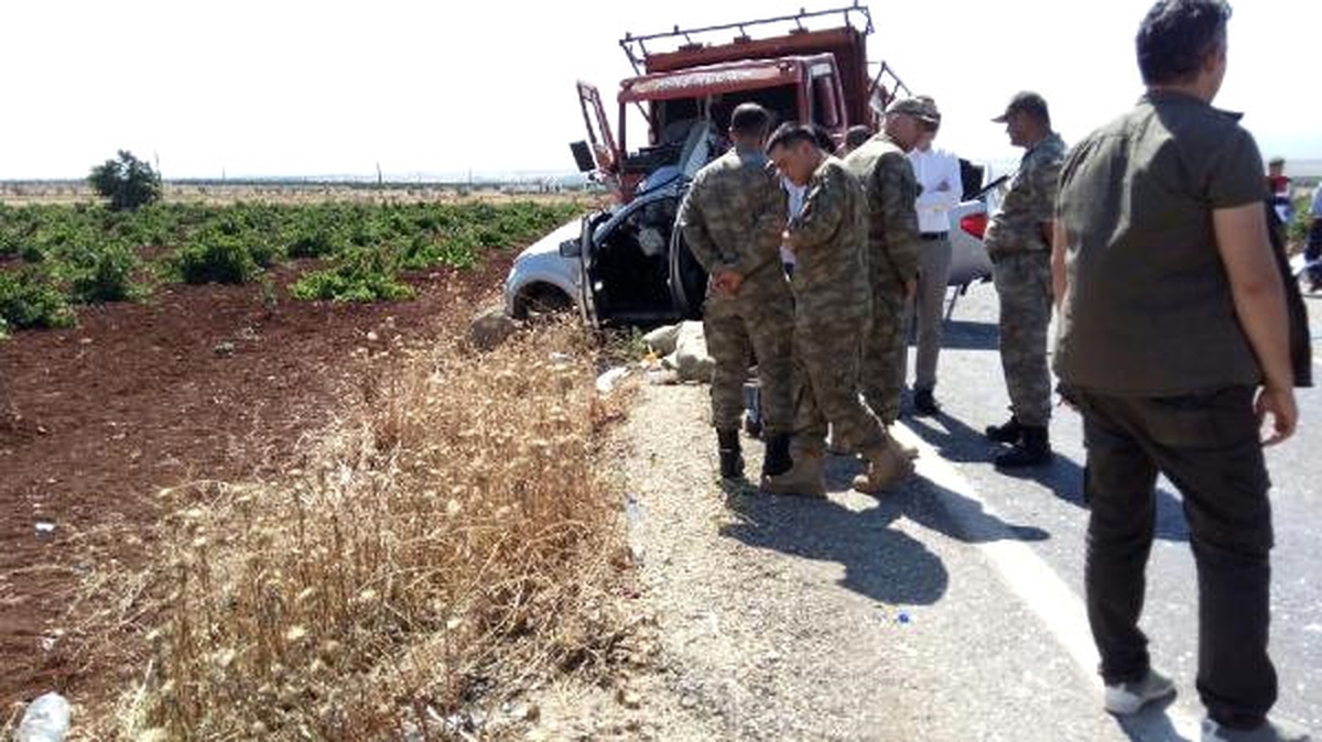 Kilis\'te Askeri Araç ile Kamyon Çarpıştı: 1 Şehit, 6 Yaralı (3)