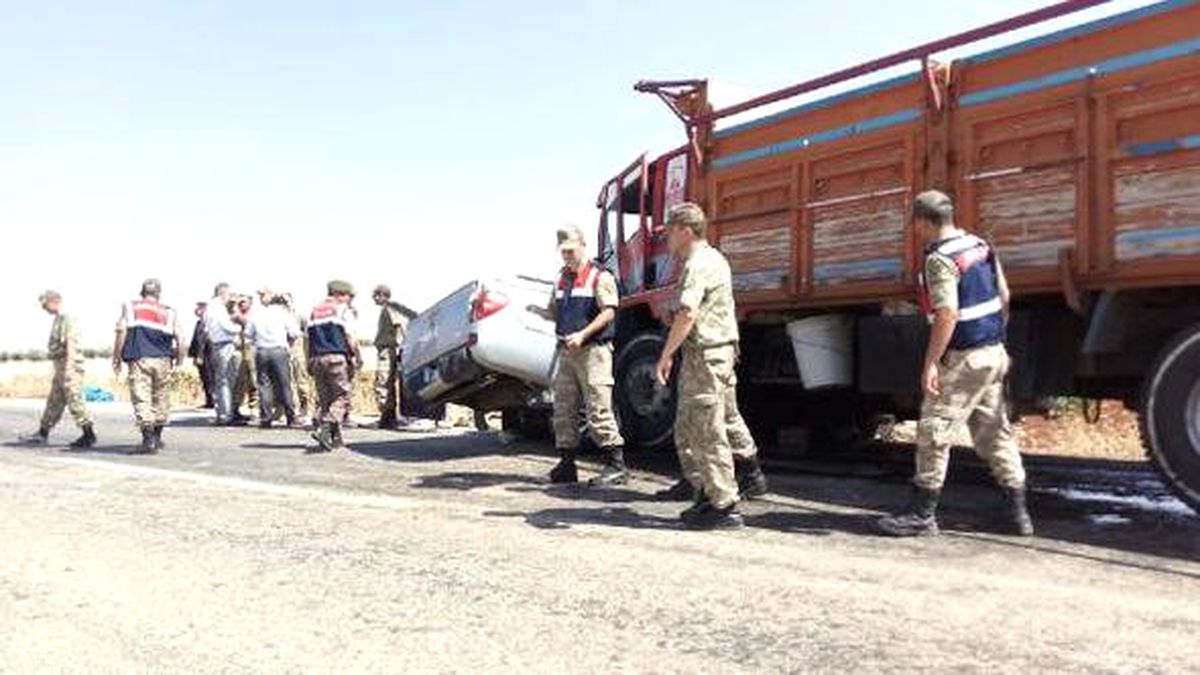 Kilis\'te Askeri Araç ile Kamyon Çarpıştı: 2 Şehit, 5 Yaralı (4)
