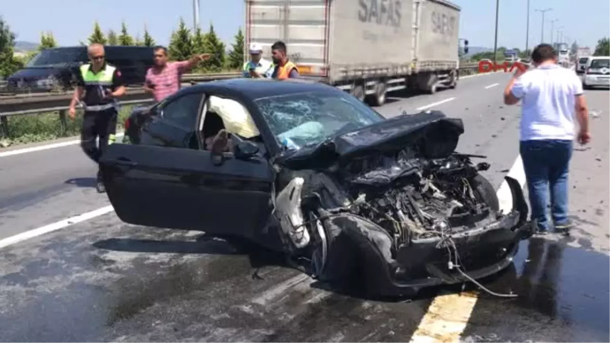 Kocaeli Önce Tır\'a Sonra Otomobile Çarptı: 2 Yaralı