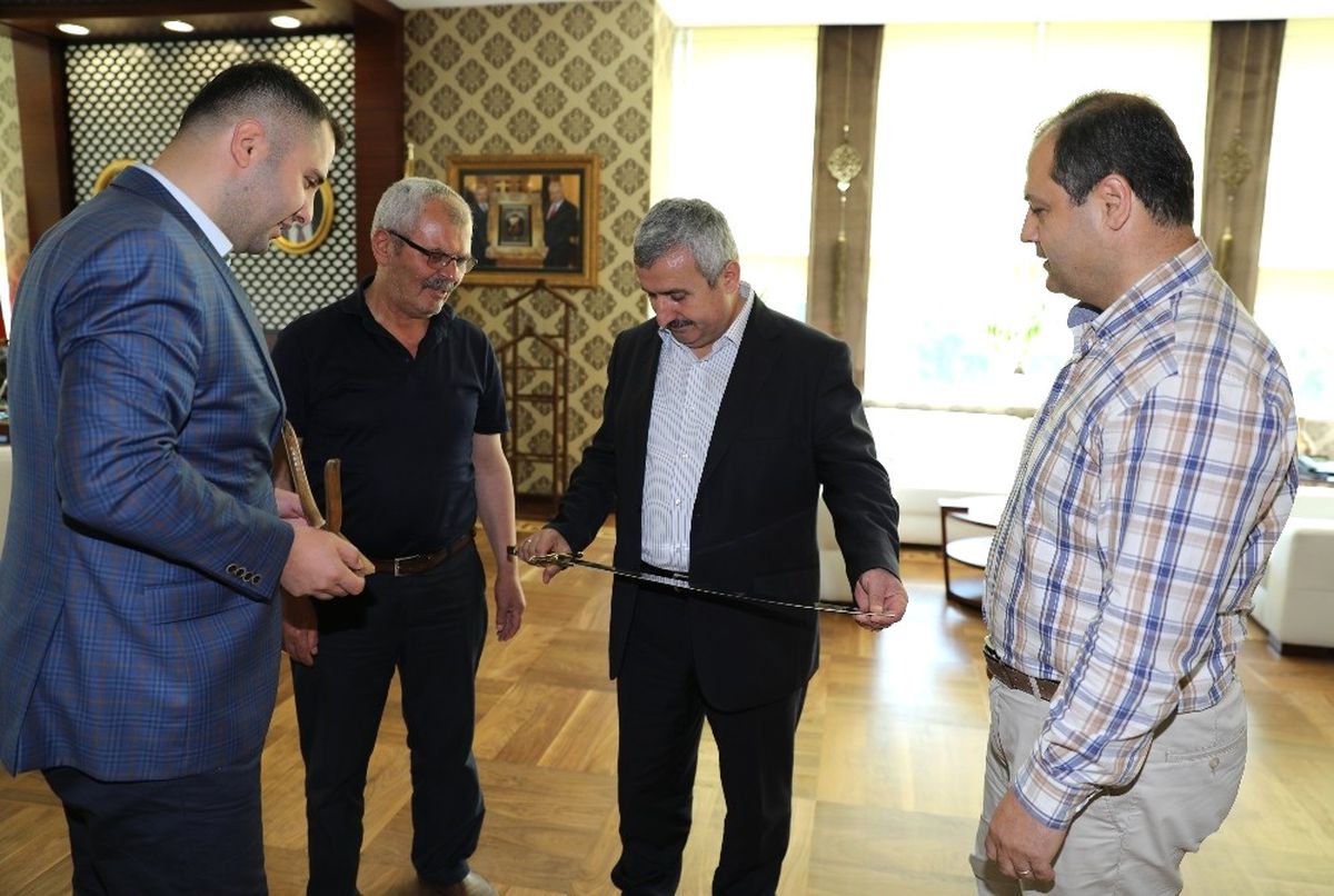 Körfezli Avcılar Başkan Baran\'a Kılıç Hediye Ettiler
