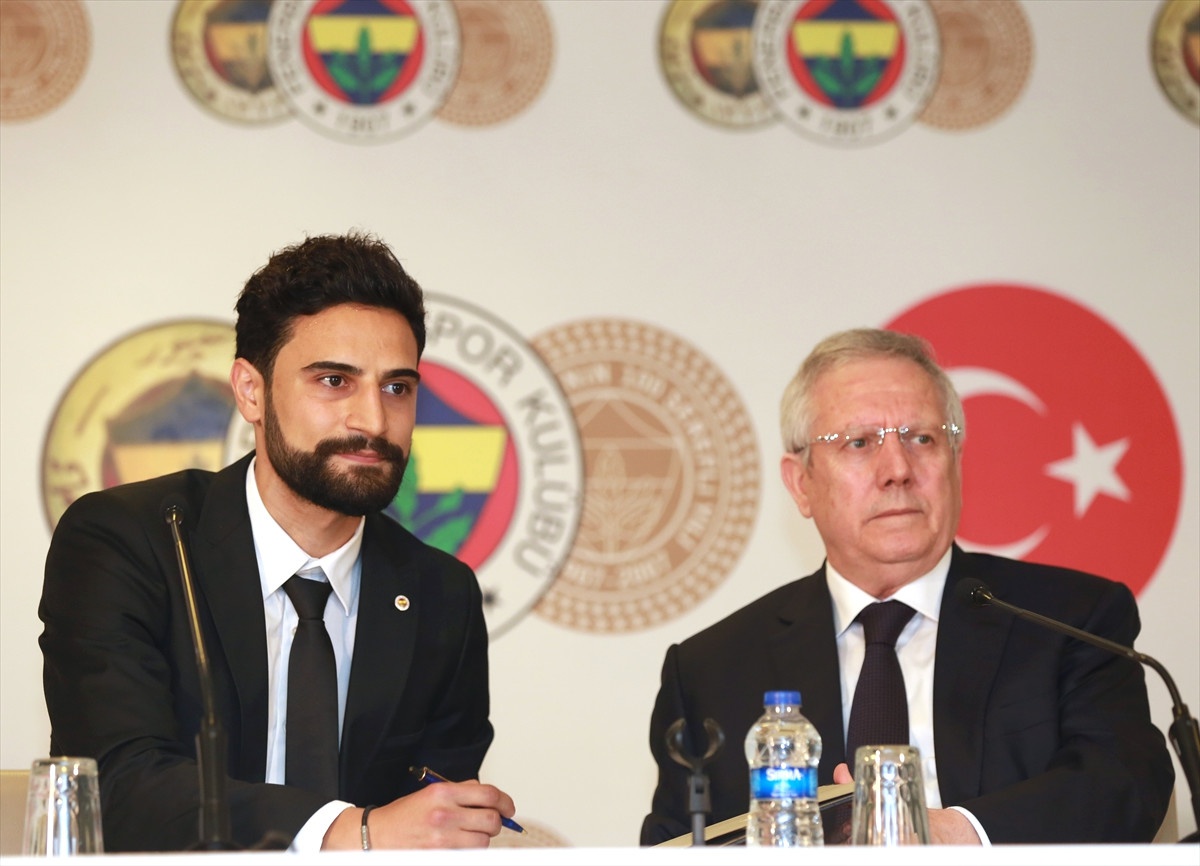 Mehmet Ekici Resmen Fenerbahçe\'de