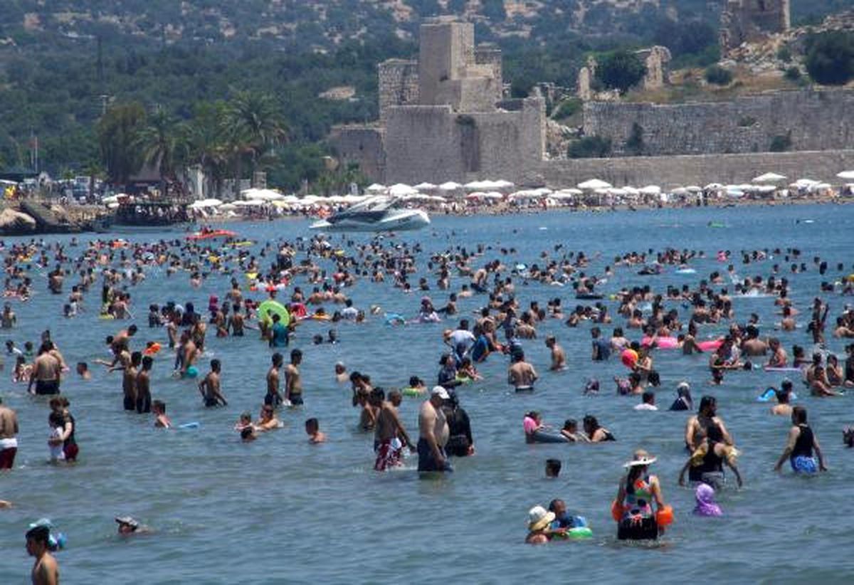 Mersin\'de Sıcak Hava Bunalttı, Sahiller Doldu