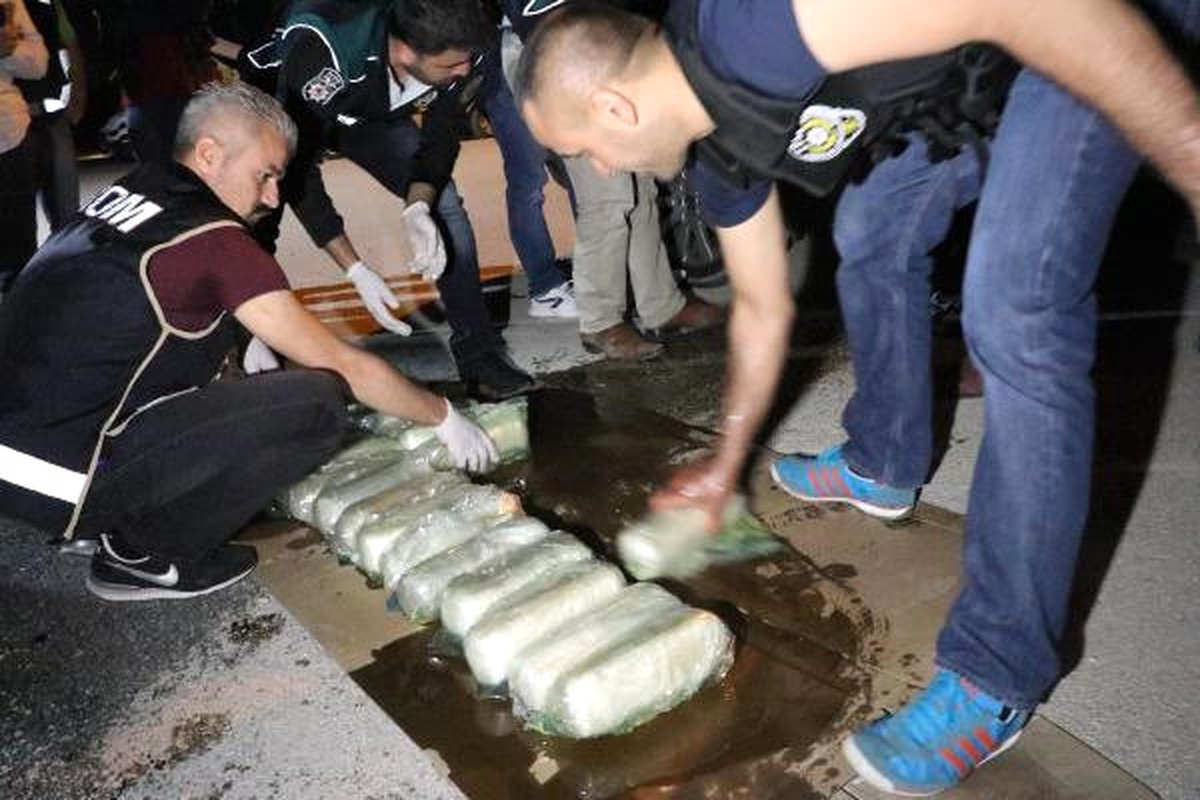Otomobilin Yakıt Deposunda 25 Kilo Toz Esrar