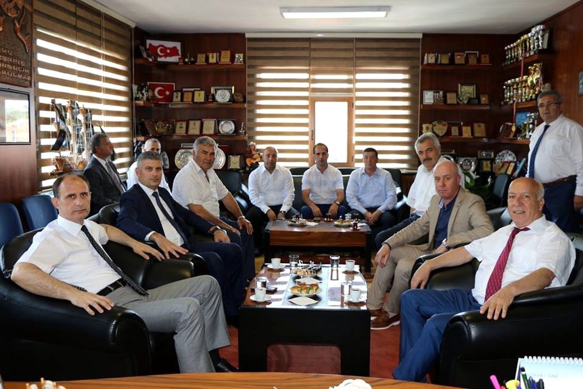 Sevgi Seli Makam Odasına Sığmadı