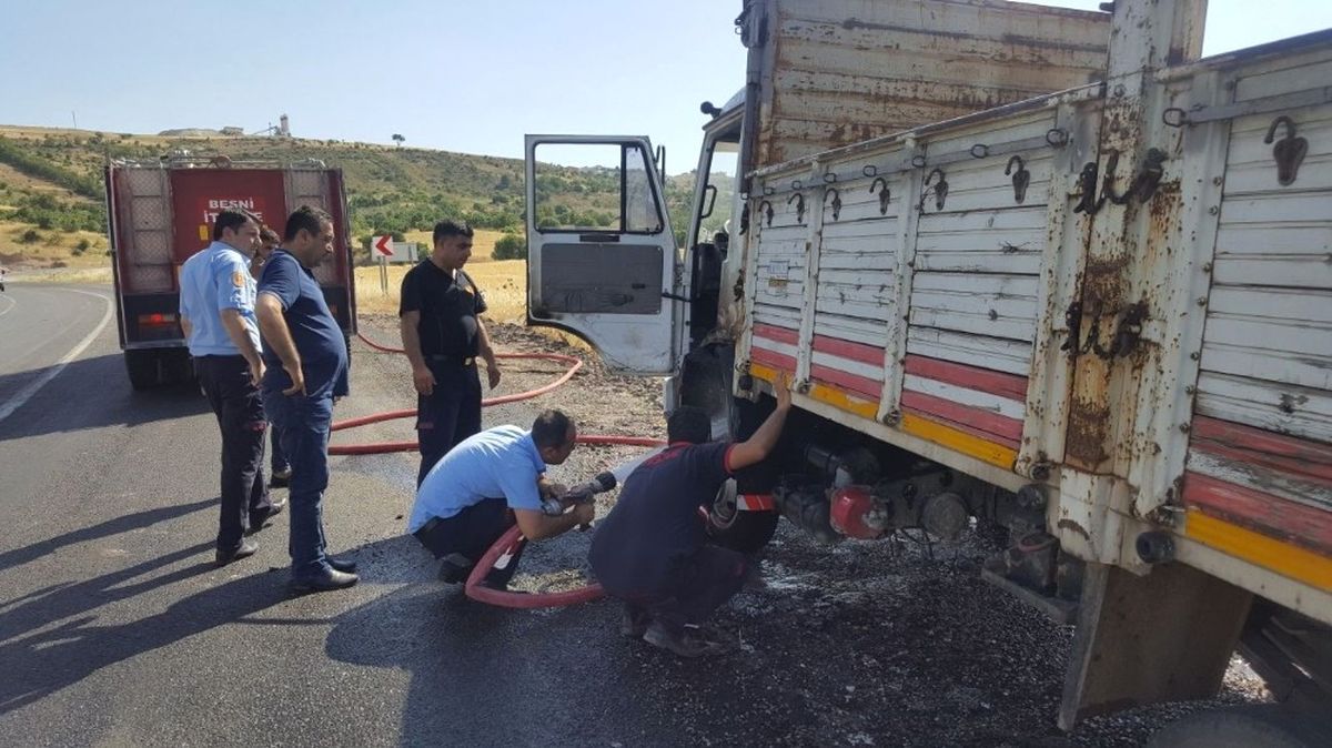Seyir Halindeki Kamyonet Alev Aldı