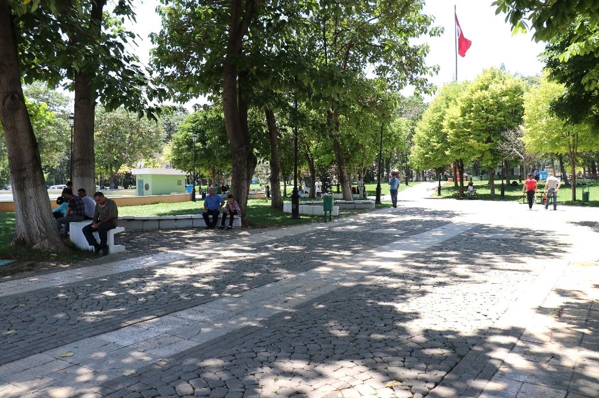 Sıcaklıkta Bunalan Vatandaşlar Parklara Akın Etti