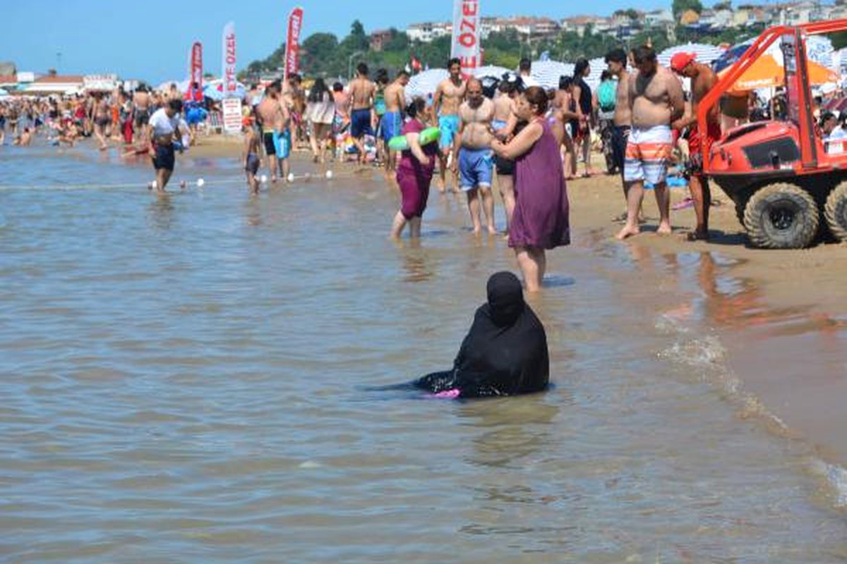 Şile\'de Burkalı Deniz Keyfi