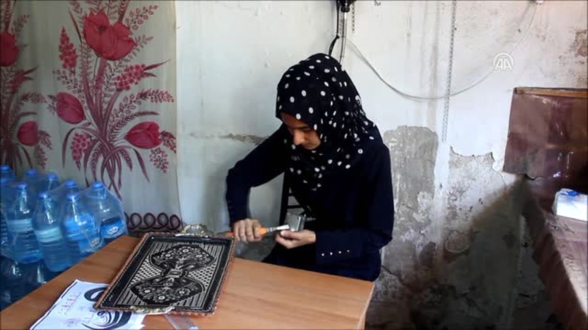 Suriyeli Genç Sığınmacı Komşu Tavsiyesiyle Bakır İşlemecisi Oldu