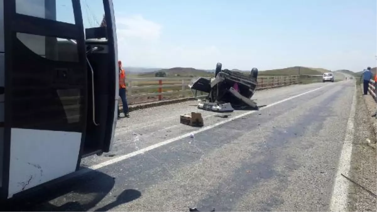 Takla Atan Otomobilden Fırlayan 2 Kişiyi Yolcu Otobüsü Ezdi