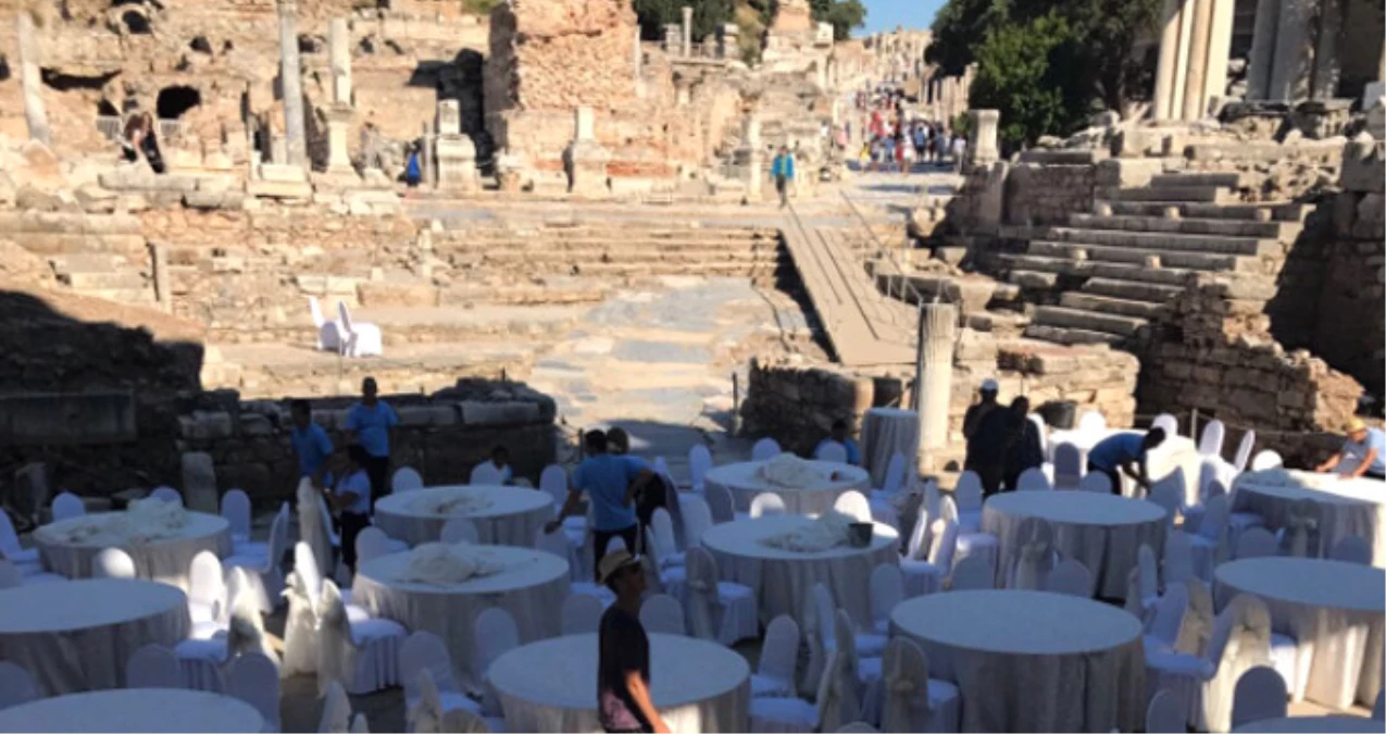 Tartışma Yaratan Fotoğraflara Açıklama Geldi: Efes Değil, Celsus Kütüphanesi Önü