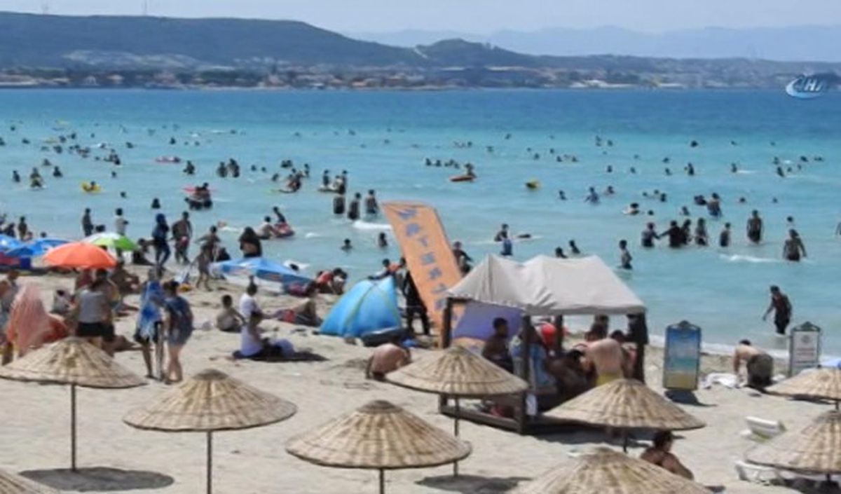 Tatilciler Çeşme Plajlarını Doldurdu