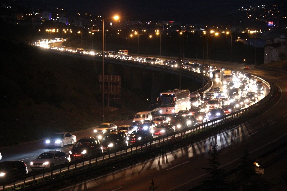Tatilciler Dönüş Yolunda Trafikte Kaldı
