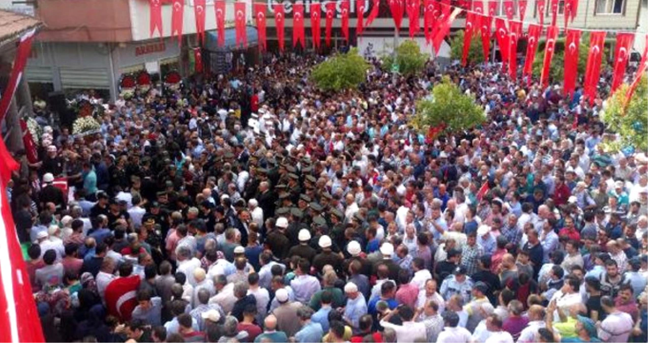 Uludere Şehidi Sinan Hamza\'nın Cenaze Töreninde CHP Çelengine Tepki