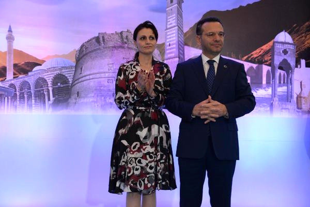 Vali Aksoy\'dan Duygusal Veda: Güvenlik Güçlerimiz Sivillere Zarar Vermeme Adına Şehit Oldu