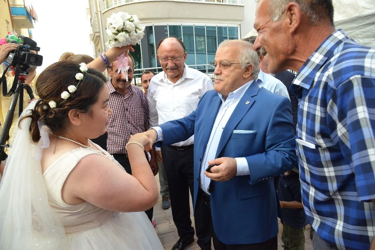 Vali Damadı Olmayan Düğüne Katıldı, Altın Taktı