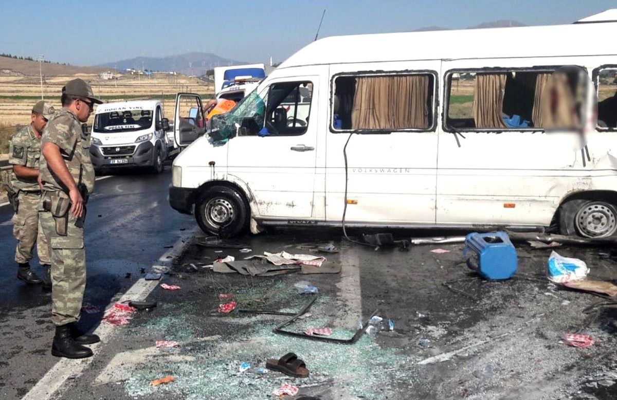 Yolcu Minibüsü Devrildi: 2\'si Ağır 19 Yaralı