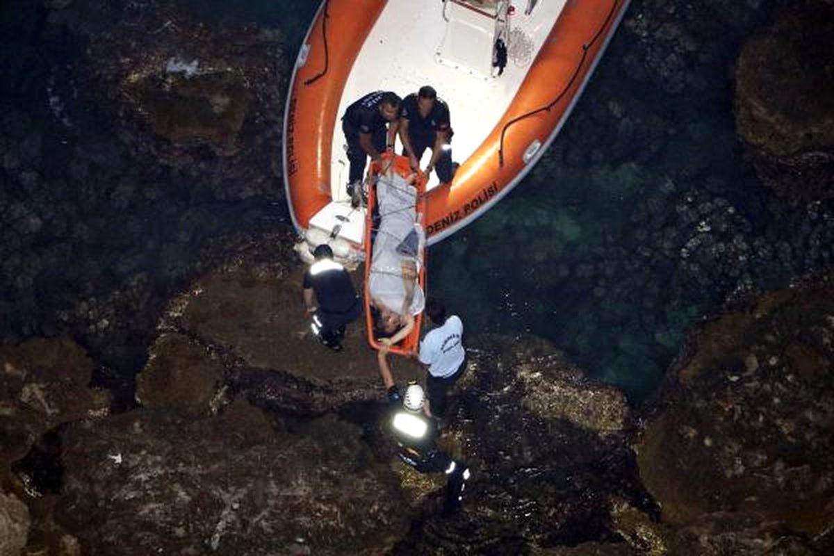 30 Metrelik Falezlerden Ölüme Atladı
