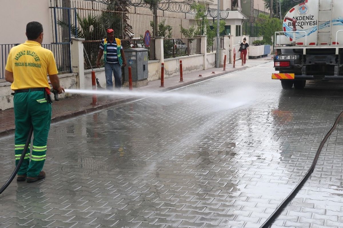 Akdeniz\'de Yollar ve Kaldırımlar Yıkanıyor