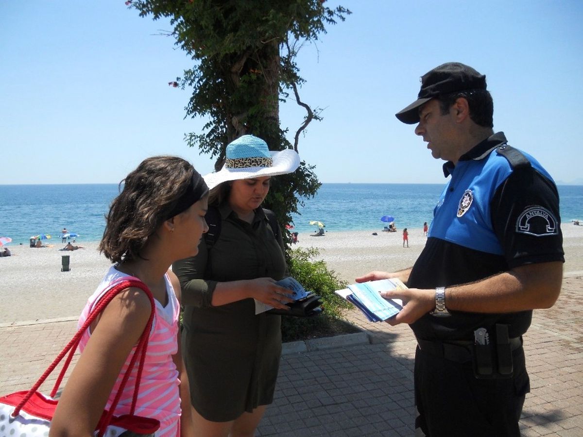 Antalya Polisi Boğulmalara ve Güneş Çarpmalarına Karşı Uyardı