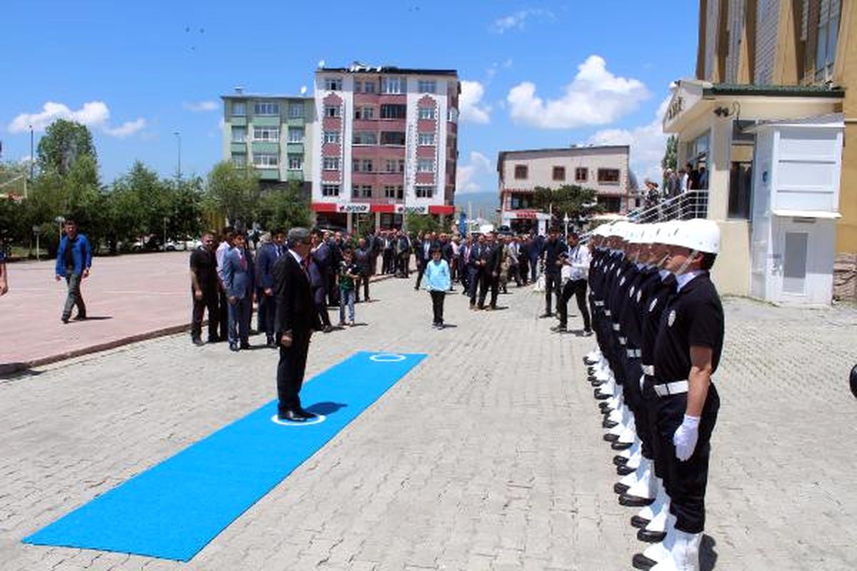Ardahan\'a Atanan Vali Bilmez\'e Karşılama Kuyruğu