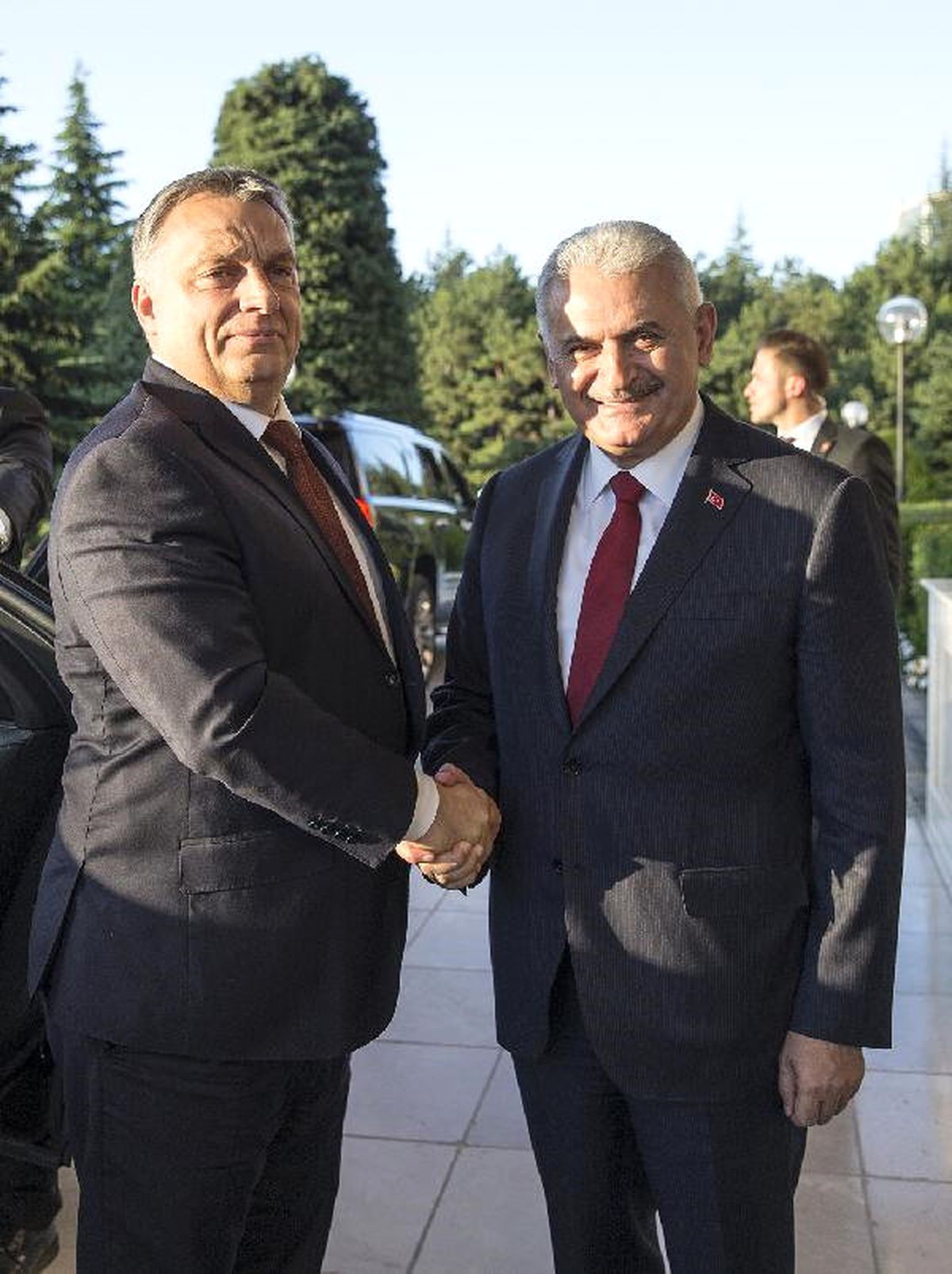 Başbakan Yıldırım Macar Başbakana İmzalı Forma ve Futbol Topu Hediye Etti