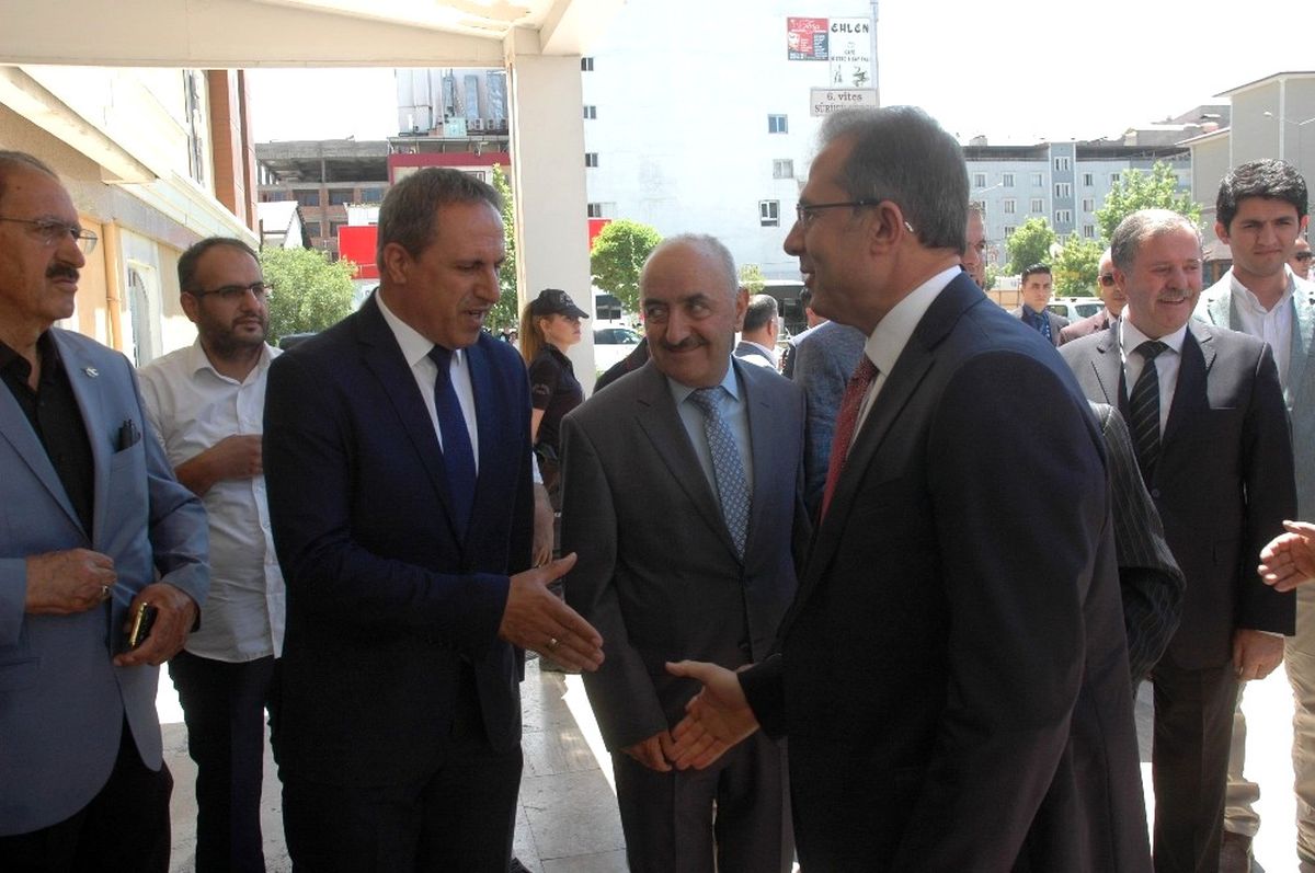Bitlis\'in Yeni Valisi Ustaoğlu Göreve Başladı