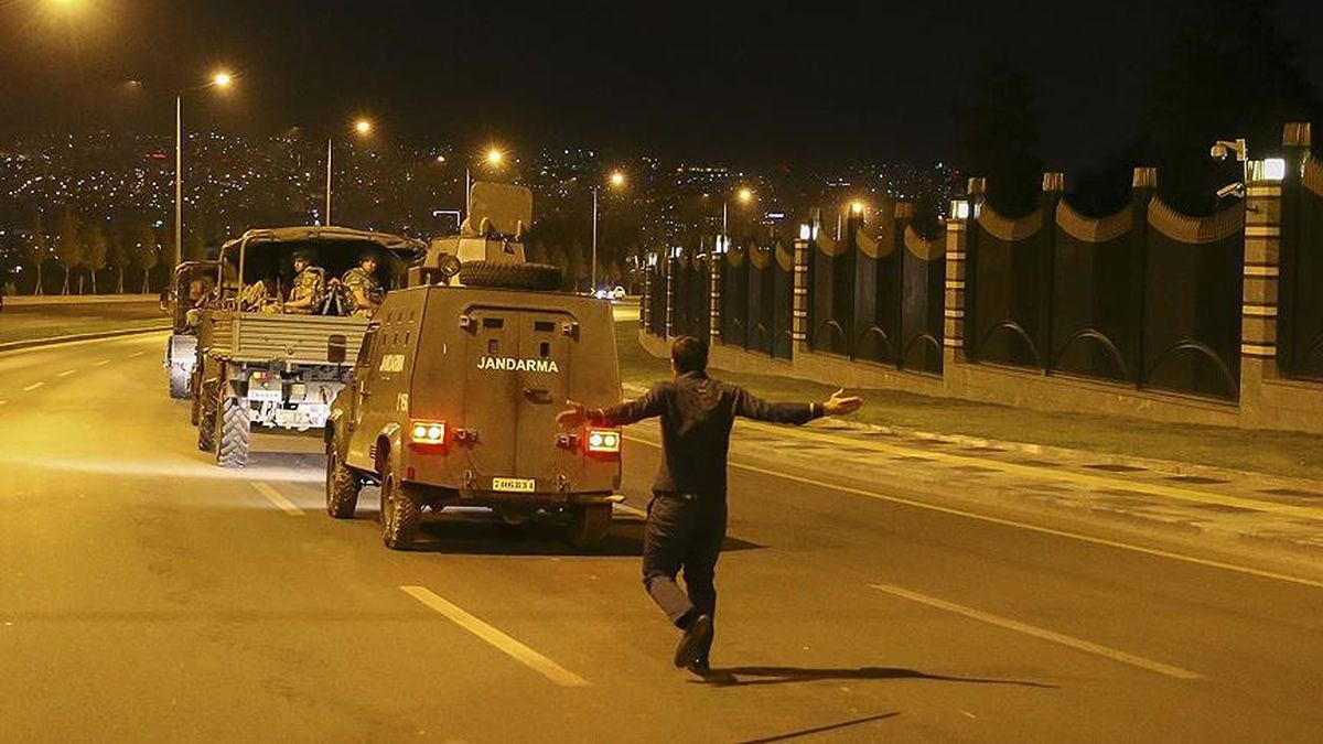 Darbeciler, Yaralılara Yardım Ederken Ateş Açmış