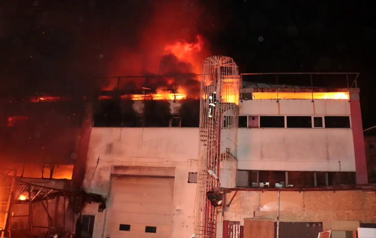 Dha İstanbul- Sancaktepe\'de Fabrikada Yangın