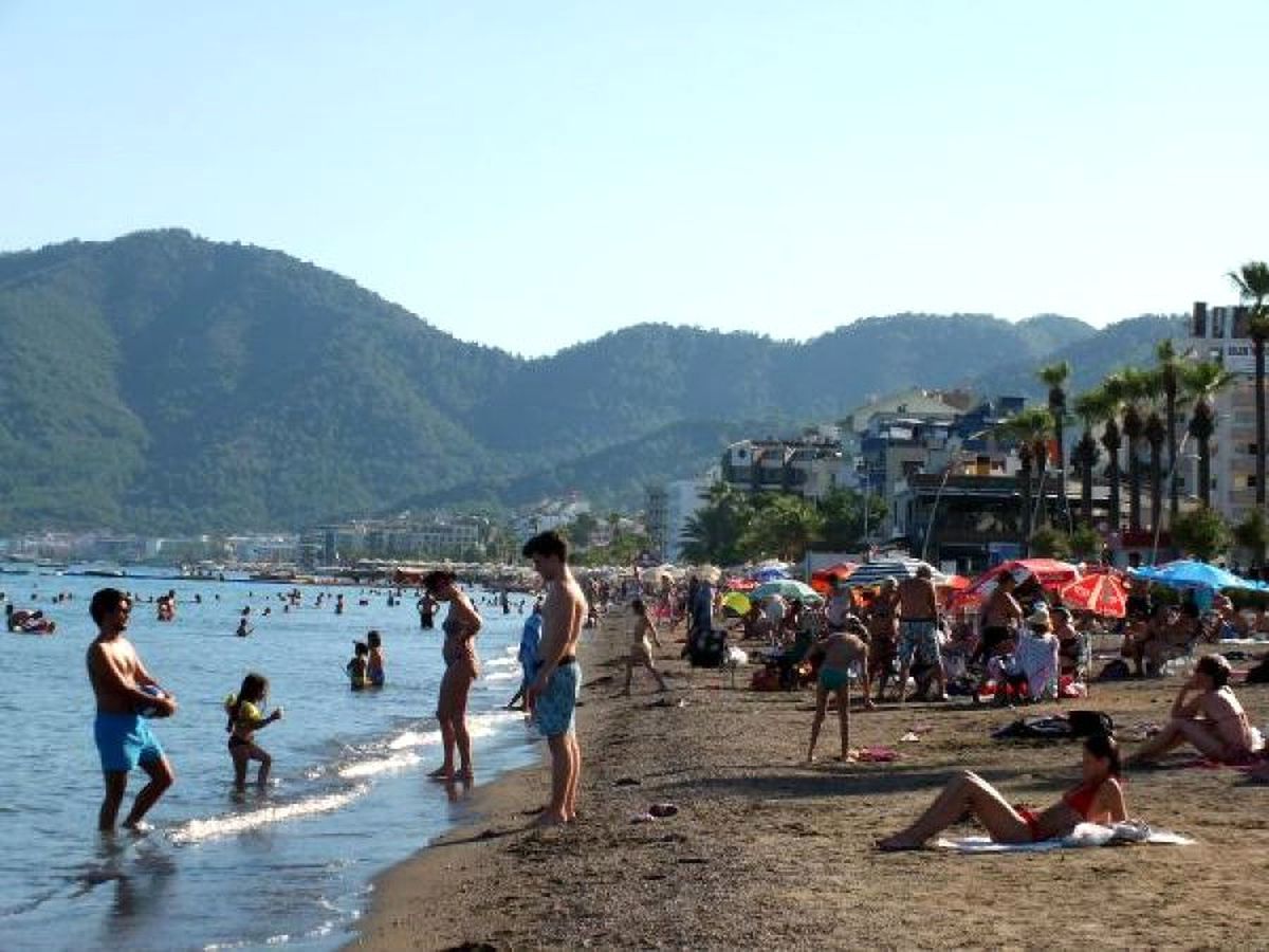 Dha Yurt;marmaris\'te Tatilciler Soluğu Plajlarda Aldı