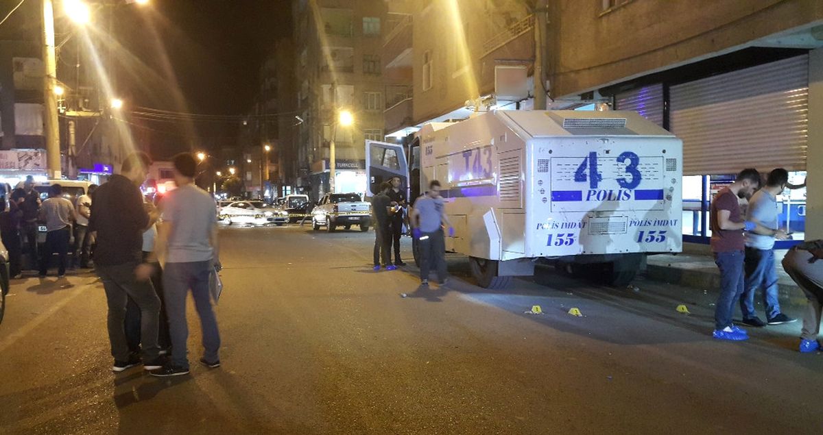 Diyarbakır\'da Toma\'ya Patlayıcılı Saldırı