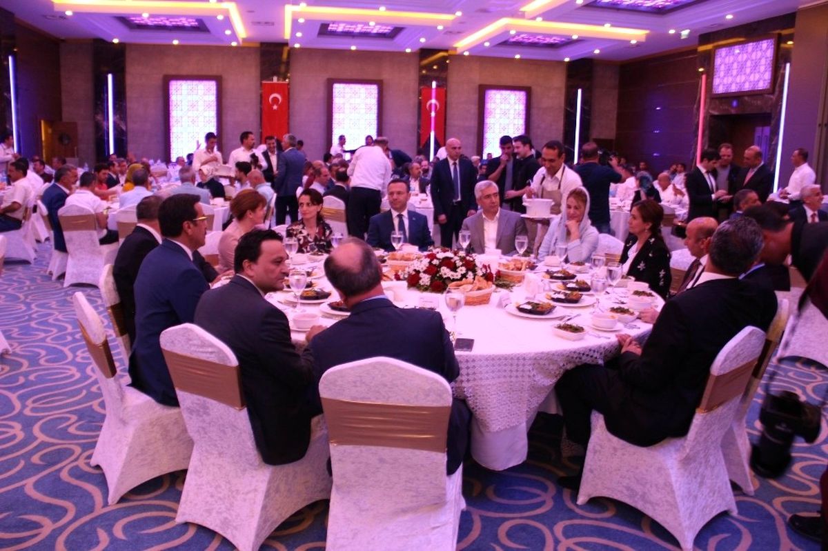 Diyarbakır Valisi Aksoy\'a Veda Yemeği