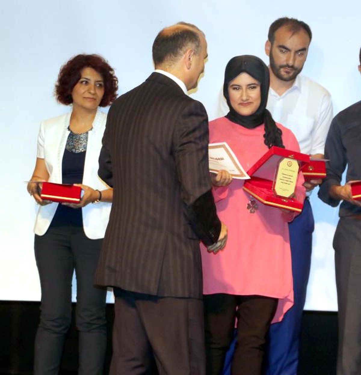 Eşine Uyuşturucuyu Bıraktıran Kadına Plaket Verildi