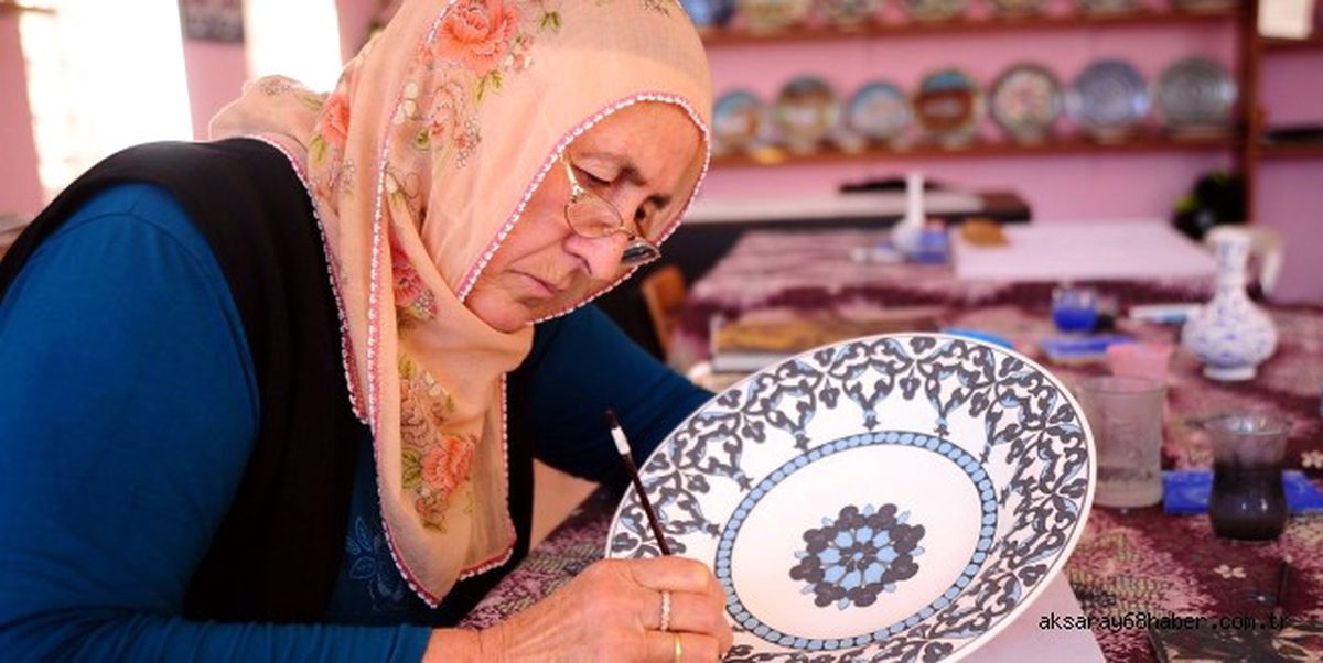 Ev Hanımlarının Yüzünü Güldüren Çini Kursu