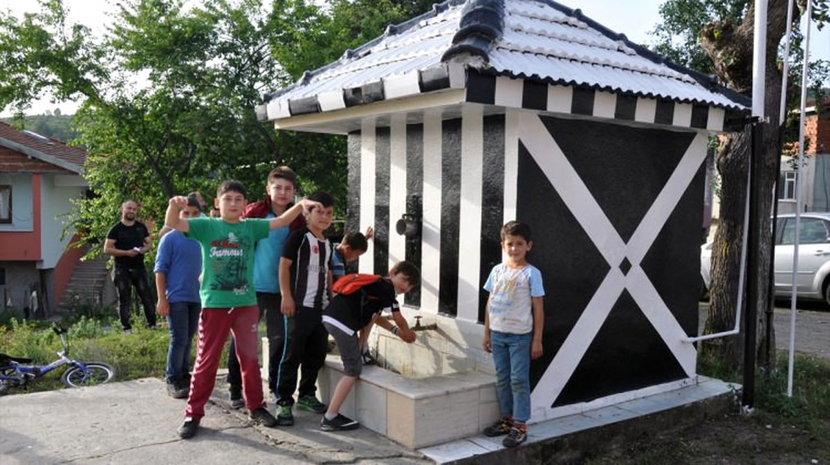 Fanatik Çeşme" Siyah-beyaz Oldu