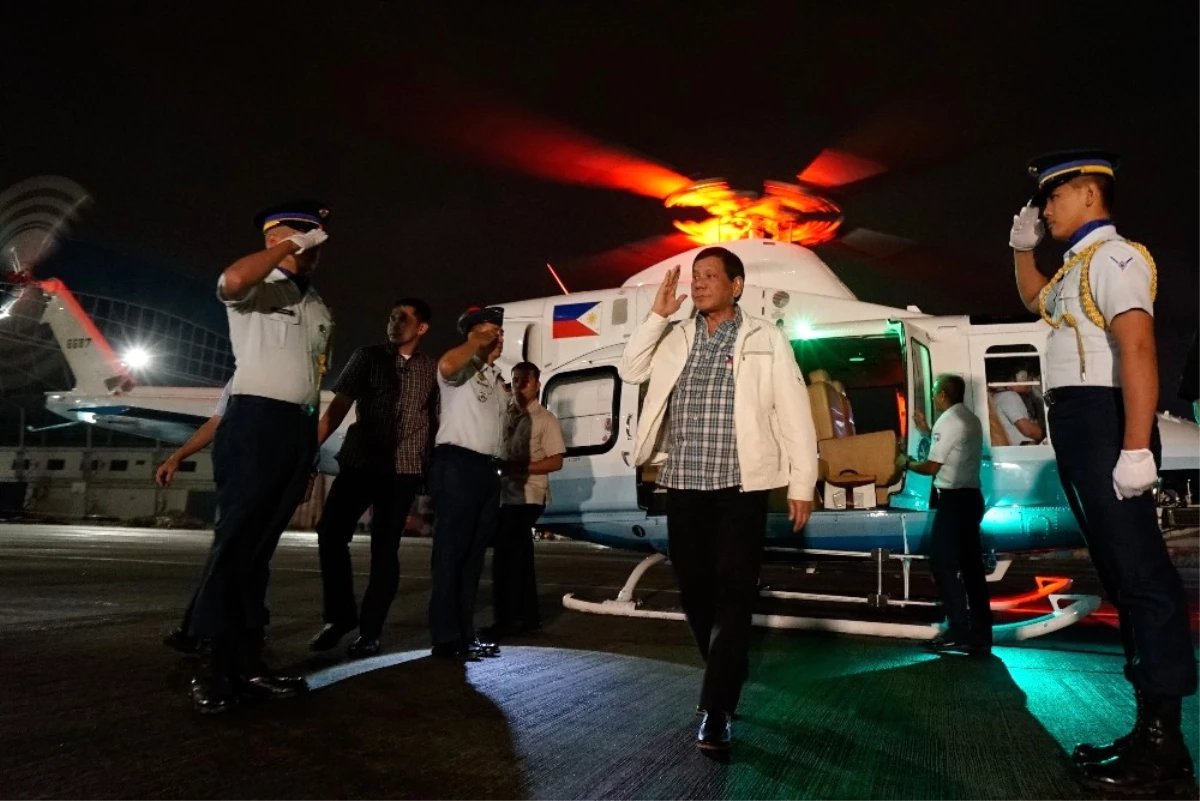 Filipinler Devlet Başkanı Duterte\'den Yaralı Askerlere Madalya