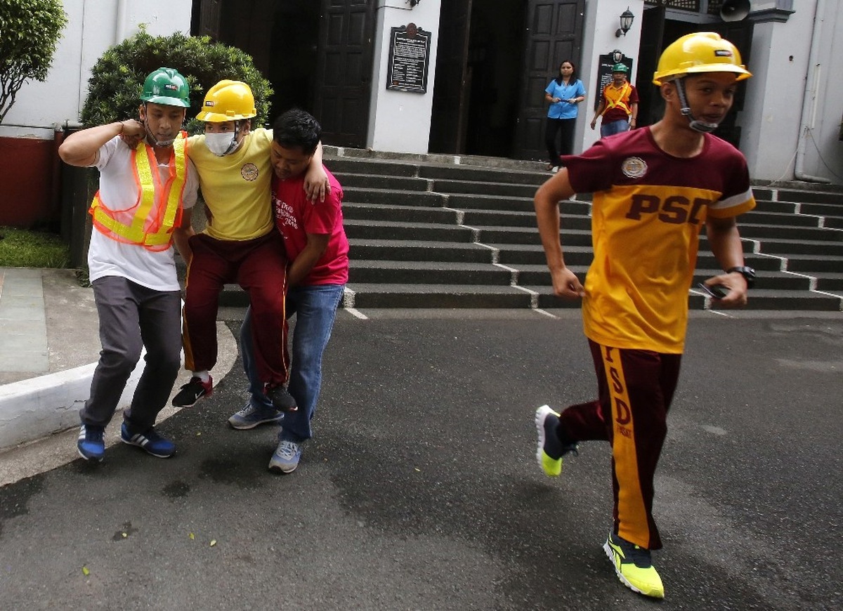 Filipinlerde, Deprem Tatbikatına "Sağır Çocuklar Okulu" da Katıldı
