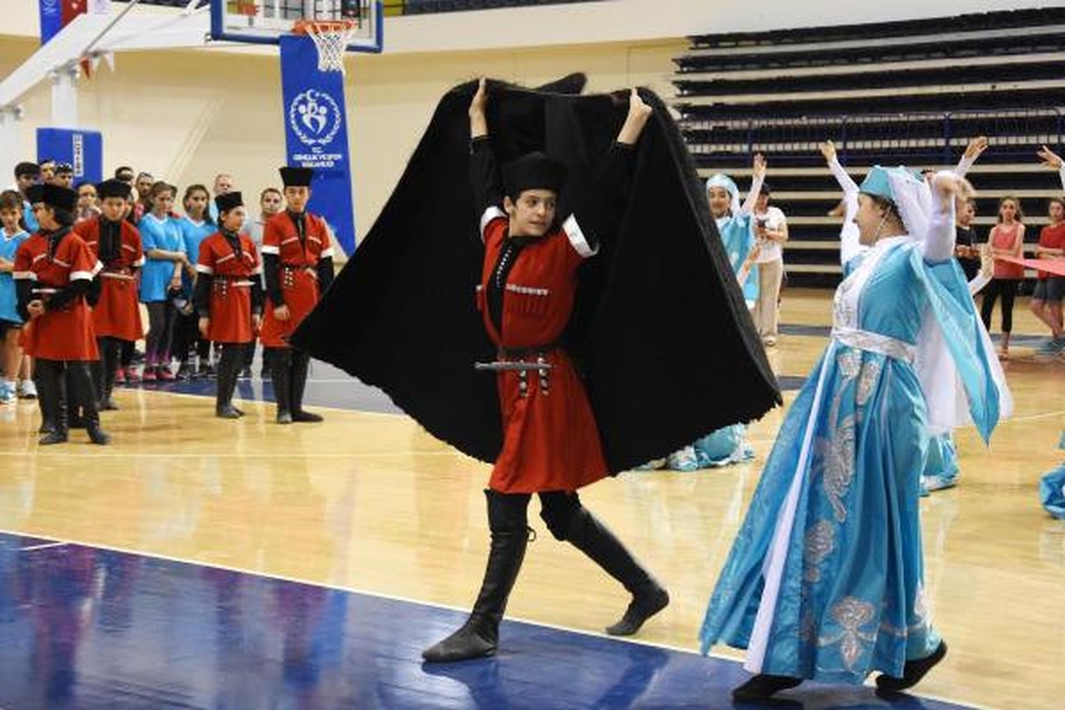 İzmir\'de Spor Merkezleri Açıldı: "Haydi Çocuklar Spora"