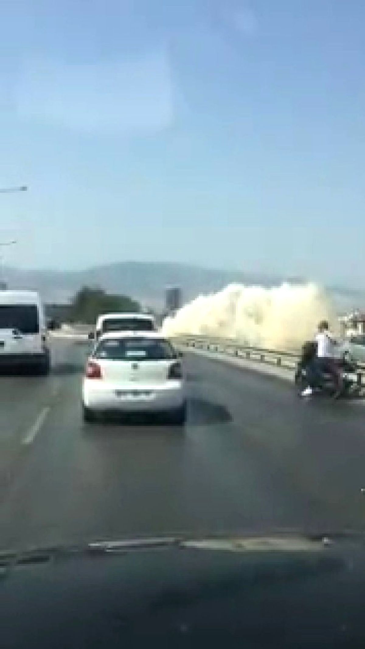 İzmir\'de Su Borusu Patladı, Yollar Göle Döndü