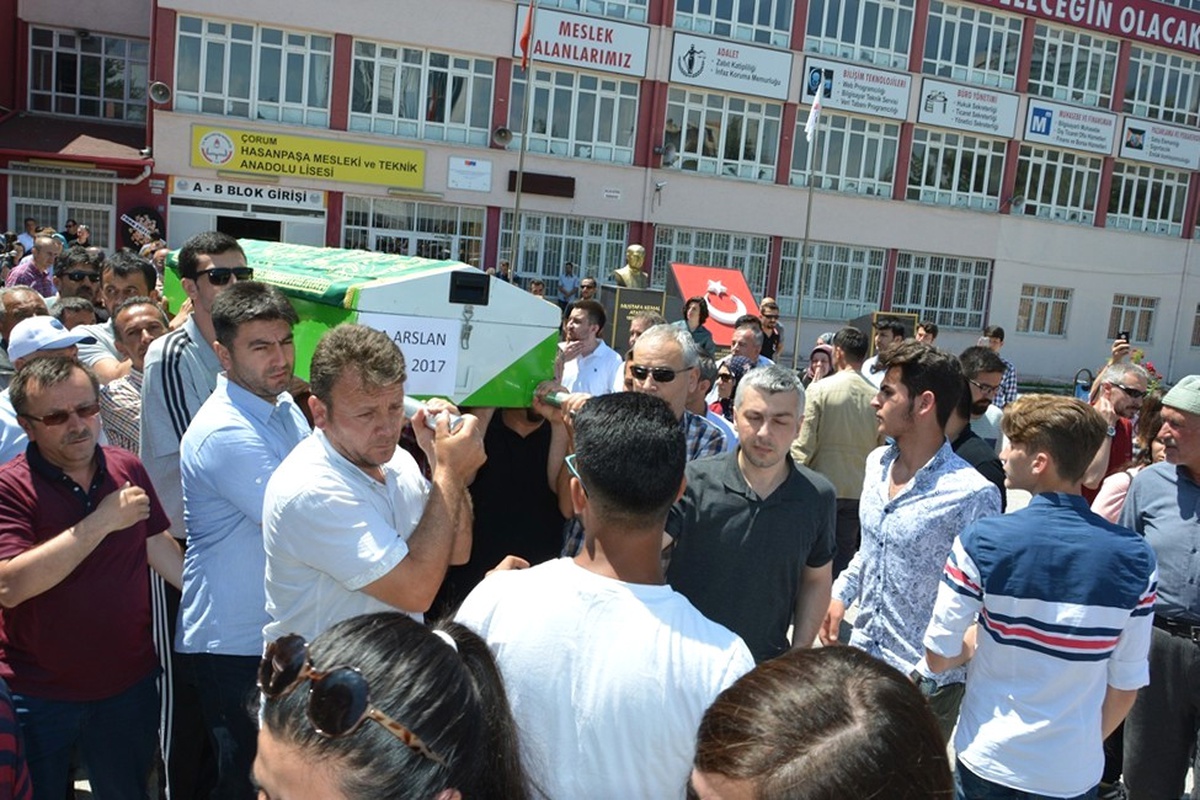 Kalp Krizinden Ölen Öğretmen Toprağa Verildi