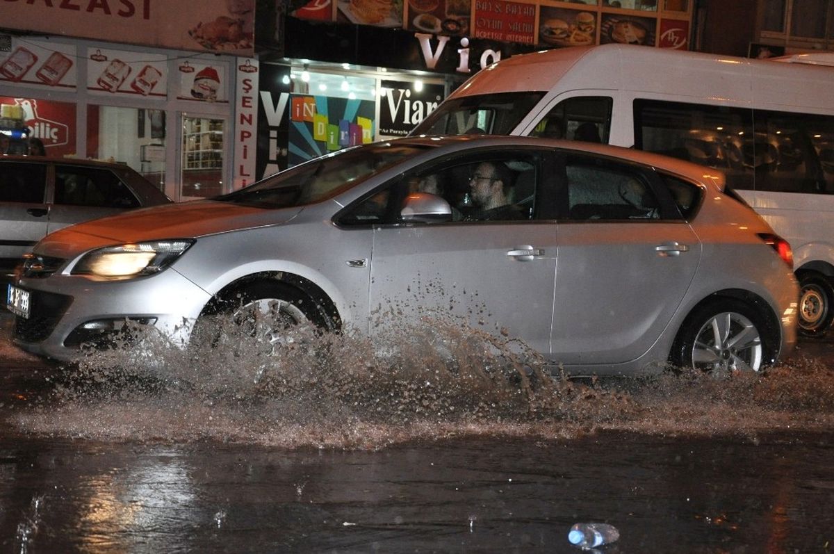 Kars\'ı Dolu ve Yağmur Vurdu